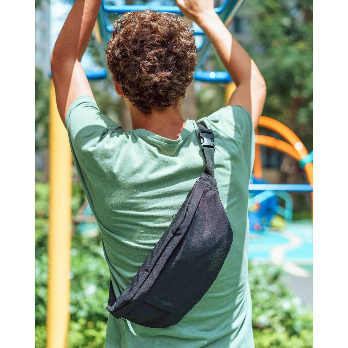 Classic Hip Pack 2L Absolute Black L30606